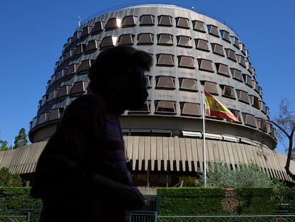 Una persona camina por las inmediaciones del Tribunal Constitucional, el pasado 1 de julio, en Madrid.