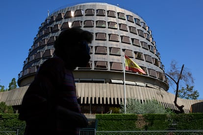 Una persona camina por las inmediaciones del Tribunal Constitucional, el pasado 1 de julio, en Madrid.