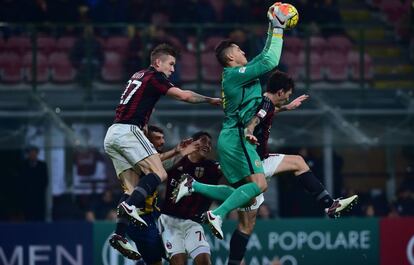 El portero del Hellas Verona, Pierluigi Gollini, rodeado de milanistas.  