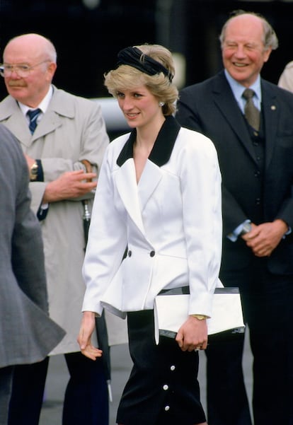 Diana en Canadá, 1986. Dentro de una visita oficial de Carlos y Diana a Canadá, la princesa de Gales escogió para ese día un conjunto sastre diseñado por Bruce Oldfield, uno de sus diseñadores de cabecera en los años 80. El pañuelo en la cabeza colocado a modo de tocado añadía un toque contemporáneo a la formalidad de su traje. (Tim Graham Photo Library via Getty Images)