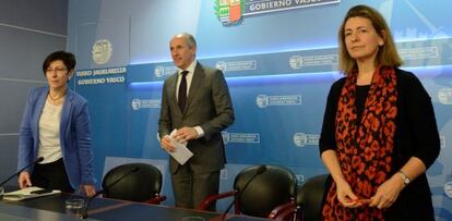 De izquierda a derecha, Estefanía Beltrán de Heredia, Josu Erkoreka y Ana Oregi este martes en la rueda de prensa al término del Consejo de Gobierno.