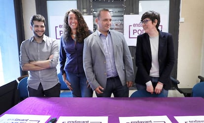 Antonio Martínez Dalmau, en el centro, candidato de Podem a la Presidencia de la Generalitat en las elecciones de 2019. 