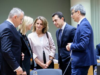 La española Teresa Ribera y la francesa Agnes Pannier-Runacher, con sus homólogos checo, rumano y griego, en septiembre de 2022.