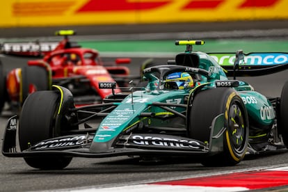 Fernando Alonso, en primer plano, conduce su Aston Martin por delante de Carlos Sainz, durante la carrera al sprint del Gran Premio de China.