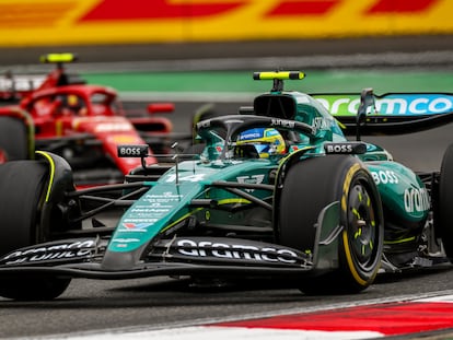 Fernando Alonso, en primer plano, conduce su Aston Martin por delante de Carlos Sainz, durante la carrera al sprint del Gran Premio de China.