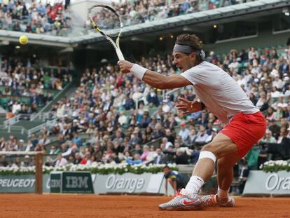 Nadal recupera una pelota ante Fognini. 