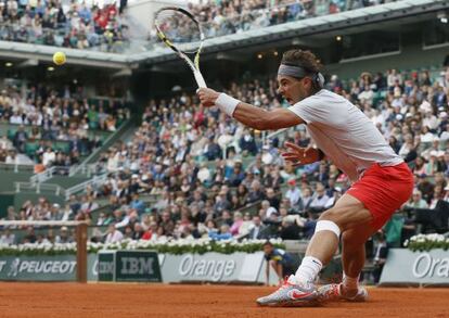 Nadal recupera una pelota ante Fognini.