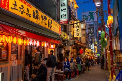 Omoide Yokocho, callejón en el distrito de Shinjuku, en Tokio (Japón).