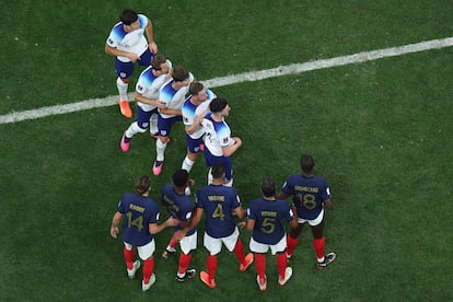 Jugadores ingleses en posición para tratar de anotar en un saque de córner.