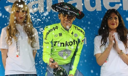 Contador, en la sexta etapa de la Itzulia de 2016, con azafatas a su lado.