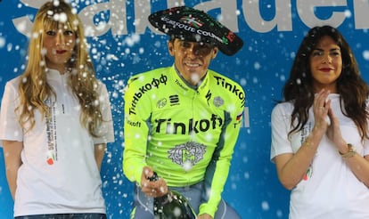 Contador, en la sexta etapa de la Itzulia de 2016, con azafatas a su lado. 