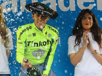 Contador, en la sexta etapa de la Itzulia de 2016, con azafatas a su lado. 