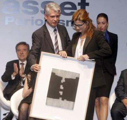 Carmela Ríos recibe el premio Ortega y Gasset, en 2012.