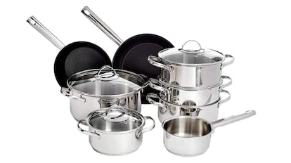 bateria de cocina con numerosas piezas fabricadas en acero inoxidable.