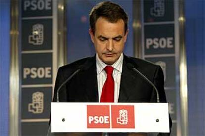 El secretario general del PSOE, José Luis Rodríguez Zapatero, compareció en la sede socialista en la madrileña calle de Ferraz minutos después de que lo hiciera Maragall en Barcelona. En su intervención, con gesto serio, Zapatero aseguró que el resultado de las elecciones "permite abrir el paso a la alternancia".