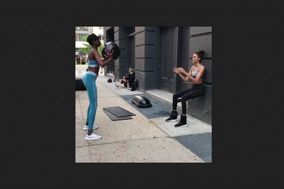 <p>Cindy Bruna y Maria Borges <a href="https://www.instagram.com/p/BjhnIuPnSDp/" rel="nofollow" target="_blank">ejecutan varios ejercicios en plena calle</a>. Y, a la vista está: donde hay una pared, puede haber una sentadilla para todos los públicos. "Este ejercicio es de fácil ejecución y de intensidad baja. <strong>El trabajo está más localizado en la musculatura flexora de la pierna</strong> (cuádriceps) con una contracción isométrica (sin movimiento) ayudando así a mejorar la resistencia muscular".</p>