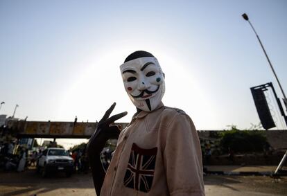 Un manifestante sudanés usa una máscara de Guy Fawkes durante una concentración a las afueras del cuartel general del ejército, en Jartum.