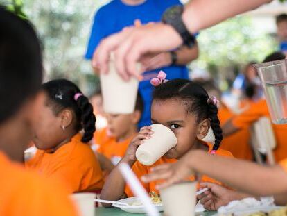 Ni&ntilde;os y ni&ntilde;as en el comedor social del casal de la fundaci&oacute;n Pere Tarr&eacute;s.