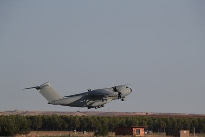 Un avión militar despega desde la base aérea de Torrejón de Ardoz.