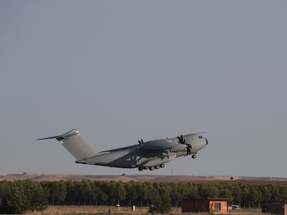 Un avión militar despega desde la base aérea de Torrejón de Ardoz.