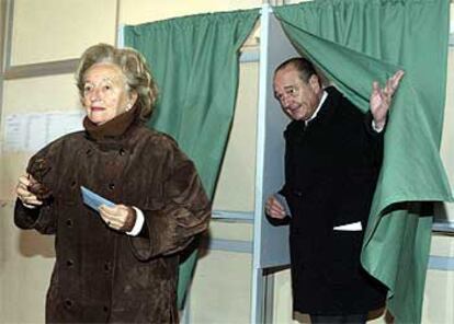 Chirac y su esposa salen la cabina de voto en Sarran, centro de Francia, en la segunda vuelta de las regionales.