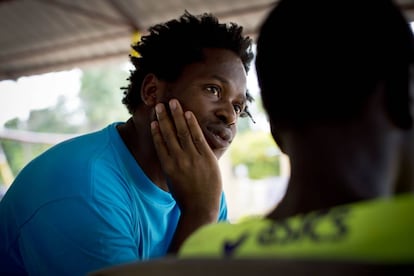 Ishmael Beah, ex ni&ntilde;o soldado de Sierra Leona, habla con un joven en un centro de rehabilitaci&oacute;n de menores combatientes en Sud&aacute;n del Sur.