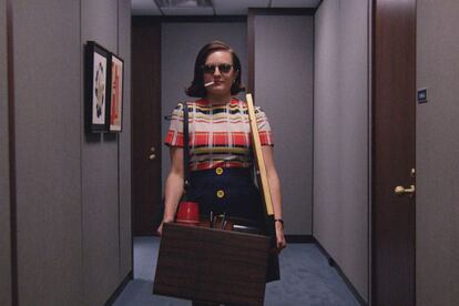 El look ‘chica nueva en la oficina’ de Peggy Olson

Betty Draper, Joan Harris… Cada fan de Mad Men tendrá su personaje y su vestuario favorito pero es indudable que uno de los momentos más cool de la historia de la serie fue el protagonizado por Peggy Olson en su primer día en la agencia McCann Erickson. Su look refleja mejor que cualquier diálogo un arco argumental que la llevó a pasar de apocada secretaria a creativa segura de sí misma y brillante. Un meme para la eternidad.