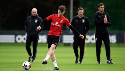 Ben Woodburn se ejercita ante los técnicos de la selección de Gales.