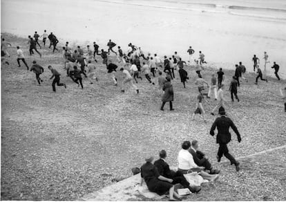 Mods y rockers corriendo por la playa de Brighton en 1964.