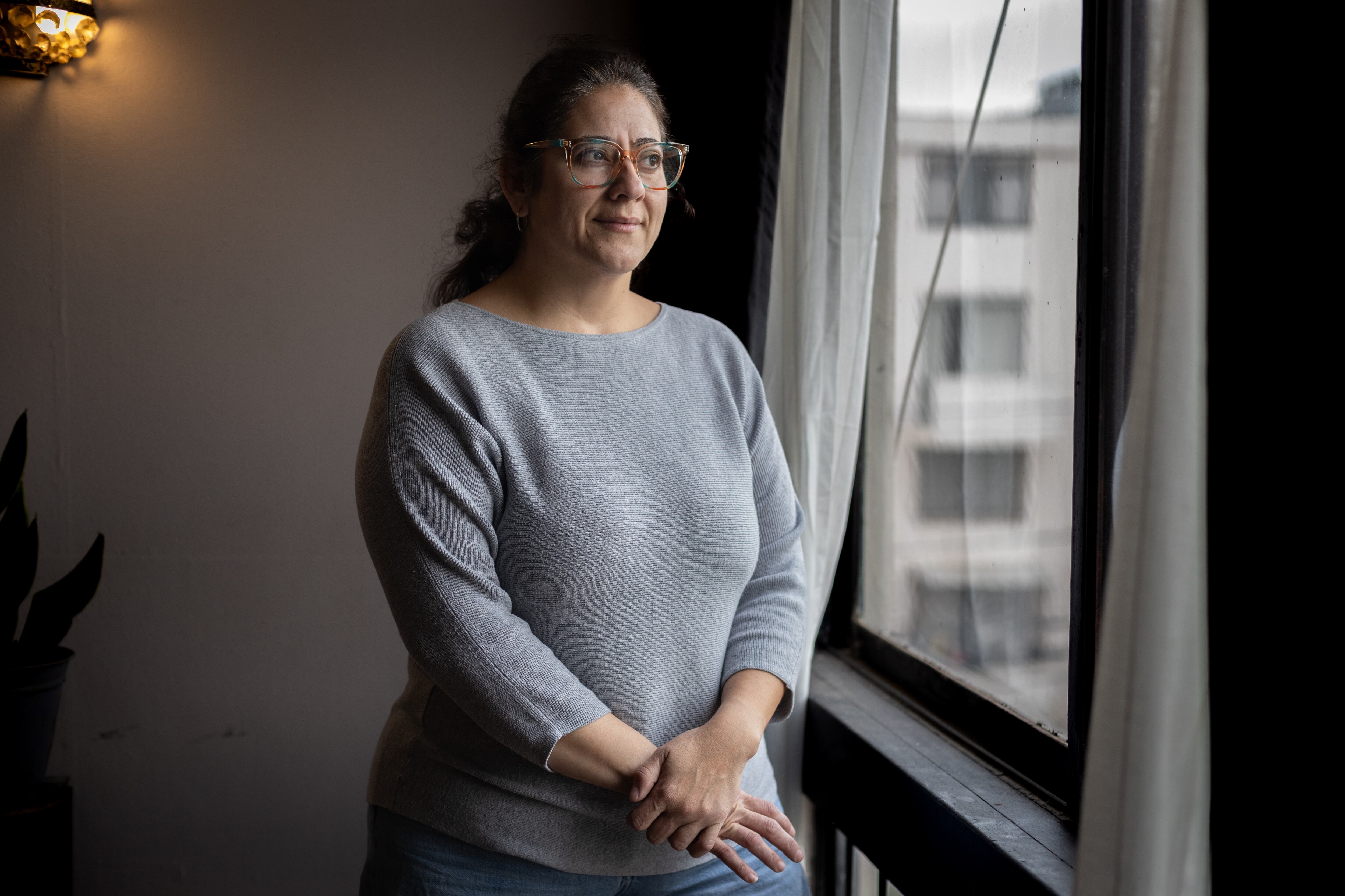 María Catalina Moya, en el departamento que arrienda en la comuna de Ñuñoa, en Santiago, Chile.