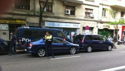 Agentes de la policía multan a los vehículos oficiales de los dirigentes socialistas aparcados en doble fila en la calle Ferraz.