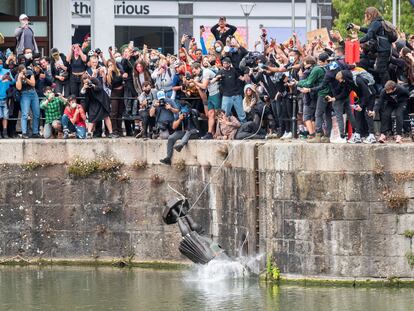 La estatua de Edward Colston, un esclavista del siglo XVII, cae al río después de ser arrojada por un grupo de manifestantes que protestaba en Bristol contra el racismo.