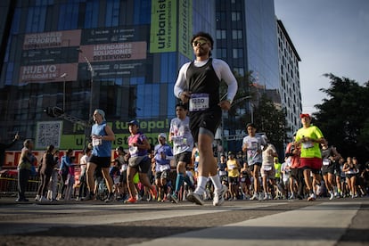 Corredores transitan sobre la Avenida Insurgentes.