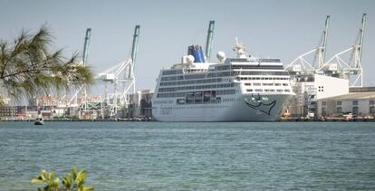 El crucero de la nueva línea de Carnival Fathom, en el puerto de Miami.