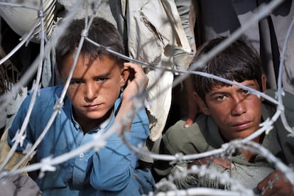 Niños que esperan cruzar desde Afganistán a Pakistán por la frontera de Spin Boldak.