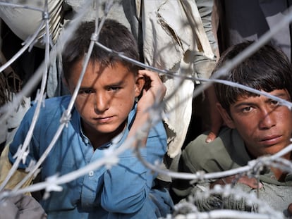 Niños que esperan cruzar desde Afganistán a Pakistán por la frontera de Spin Boldak.