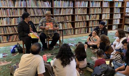 José Lozano lee su libro 'Little Chanclas' en Los Ángeles, el sábado.