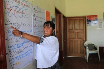 Las mentoras son jóvenes mujeres procedentes de la misma comunidad a donde se dirigen. Realizan los talleres en lengua maya, estrechan lazos más cercanos con las familias y sirven como modelo a seguir para las niñas.