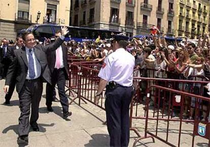 El principal responsable de los <i>galcticos</i>, Florentino Prez, ha acudido a las celebraciones oficiales junto a los jugadores. Prez ha sido el encargado de ofrecer el ttulo a la patrona en la catedral de la Almudena.