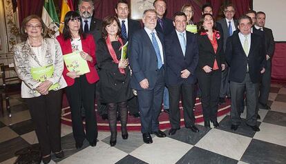 Algunos de los participantes en en el libro &#039;Ser andaluces&#039;, ayer en C&aacute;diz.