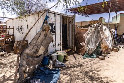 Este es el contenedor en el que Aissa vive con su familia. Al igual que el resto de desplazados en Sudán, dependen principalmente de la ayuda humanitaria, que sigue sin estar disponible en muchos lugares. Sobreviven con trabajos esporádicos aquí y allá, no tienen acceso adecuado a agua, alimentos o servicios esenciales, incluida la atención médica. “No hay forma de ganar dinero. Solo salimos y vagamos por la ciudad. Si encontramos a alguien a quien lavar la ropa, la lavamos e intentamos conseguir algo de dinero”, explica Aissa. Sin embargo, volver a casa no es una opción porque la situación de seguridad sigue siendo demasiado inestable.