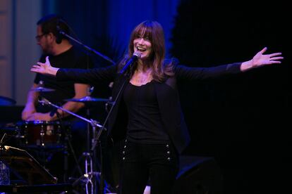 Actuación de la cantante Carla Bruni en la jornada inaugural del Festival Jardins de Pedralbes de 2019.