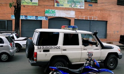 Un coche de policía, este sábado frente a la fachada del club Los Cotorros, donde han muerto 17 personas por la explosión de una bomba lacrimógena.