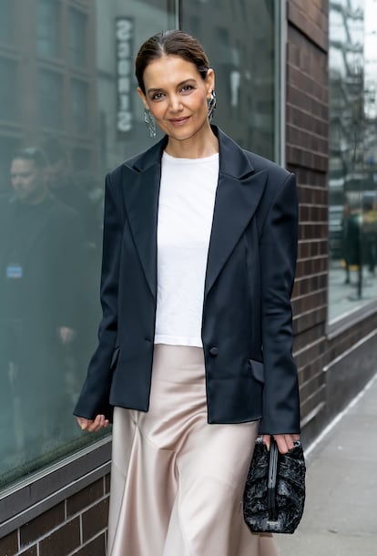 Katie Holmes en Nueva York el pasado febrero, luciendo camiseta blanca con americana.