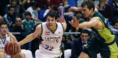 El base del Laboral Kutxa Thomas Heurtel  intenta superar al jugador del Unicaja Zoran Dragi en el partido celebrado este domingo en Málaga. 