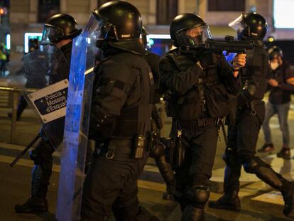 Un 'mosso' apunta con la pistola de foam en las protestas de Pablo Hasél.