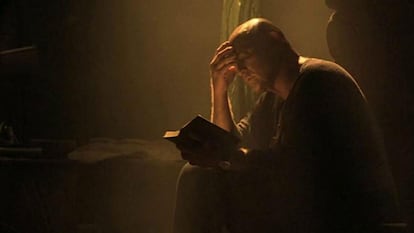 El cononel Kurtz (Marlon Brando) lee a T. S. Elliot en 'Apocalypse Now'.
