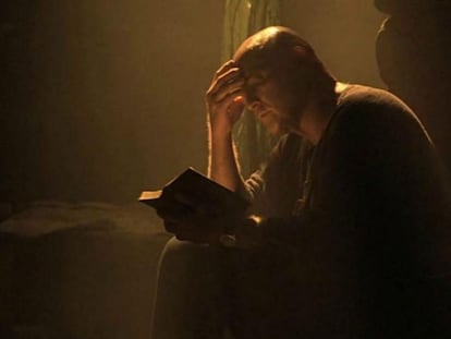 El cononel Kurtz (Marlon Brando) lee  a T. S. Elliot en 'Apocalypse Now'.