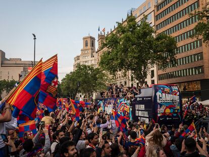 Autobús de FC Barcelona en la rúa de celebración de la Liga a su paso por la plaza Cataluña.
