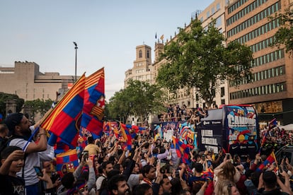 Autobús de FC Barcelona en la rúa de celebración de la Liga a su paso por la plaza Cataluña.